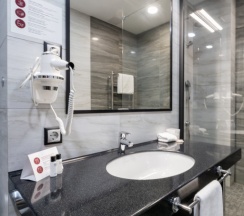 Двухместный номер Standard с красивым видом из окна двуспальная кровать в Reikartz Sky Алматы