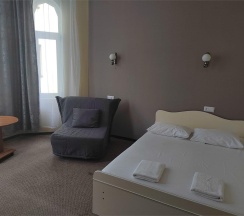 Номер стандарт с 1 односпальной и 1 двуспальной кроватью в Оптима