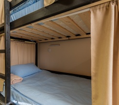 Спальное место в 8-местном номере для мужчин в Comfort