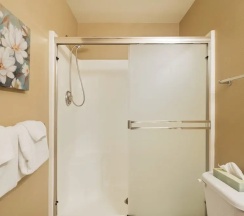 Коттедж с 4 комнатами в Quiet River *30 Day Minimum 4 Bedroom Townhouse by RedAwning