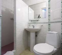 Комната улучшенная с 2 односпальными кроватями и диваном в Гренч