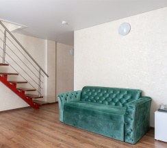 Двухуровневый большой семейный номер с балконом на 6-7 человек и видом во двор (корпус Б) в Оптимист