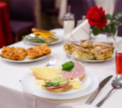 Студия-улучшенный семейный номер в Олимпия