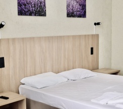 Трехместный номер с 3 односпальными кроватями с видом на бассейн в Морской клуб