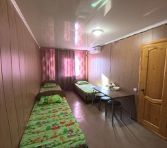 Трёхместный номер Standard с видом на внутренний двор в 645 км