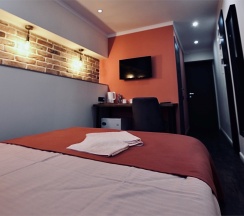 Бюджетный номер с одной кроватью размером Queen Size с окном (Отель Мёд) в Мёд & Маяк