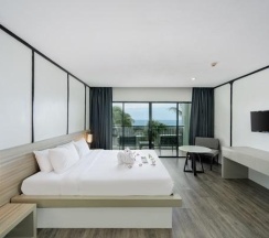 Двухместный номер Deluxe с видом на море двуспальная кровать в Andamantra Resort and Villa Phuket