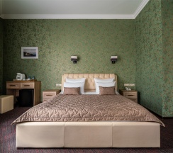 Полулюкс с двуспальной кроватью и диваном в Kravt Sadovaya Hotel