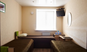 Кровать в 3-местном общем номере в Truck house hotel