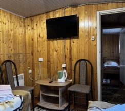 Двухместный номер эконом-класса с 2 односпальными кроватями и общей ванной комнатой в Лотос