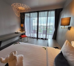 Двухместный номер Deluxe с видом на море двуспальная кровать в The Yama Hotel Phuket