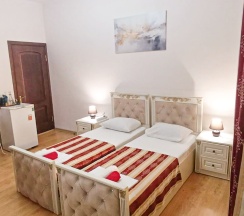 №4 2 односпальные кровати(сдвижные) с видом на внутренний дворик в Elit house