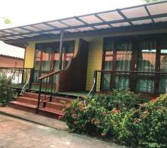 Двухместное бунгало с видом на сад двуспальная кровать в Ricci House Resort