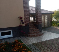 Коттедж с балконом и с красивым видом из окна в Малинка