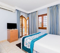 Трёхместный номер с видом на бассейн в Royal Lagoons Resort & Aqua Park Families and Couples ONLY