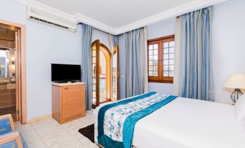 Трёхместный номер с балконом и с видом на бассейн в Royal Lagoons Resort & Aqua Park Families and Couples ONLY
