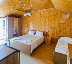 Четырехместный номер с 1 двуспальной или 2 односпальными кроватями в Самсар