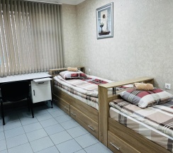 Кровать в 4-местном общем мужском номере в Темпер прайд