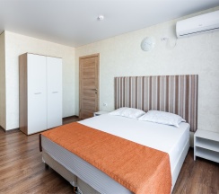 Двухкомнатный семейный номер на 3-4 гостя с балконом и видом на море (корпус Б) в Оптимист