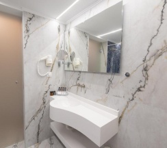 Трёхместный номер Deluxe в Modern Luxury Hotel