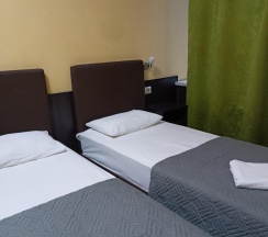 Номер эконом семейный с двуспальной и двухъярусной кроватями (общие удобства) в ТарЛеон