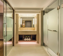 Двухместный люкс Deluxe с видом на море двуспальная кровать в Pullman Phuket Karon Beach Resort ex. Hilton Phuket Arcadia Resort