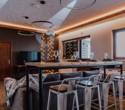 3-комнатные апартаменты с джакузи на террасе и видом на горы в Boogel Woogel bar&hotel