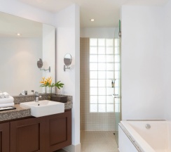 Двухместный люкс c 1 комнатой с балконом двуспальная кровать в Dewa Phuket Resort & Villas