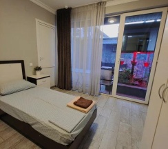 Номер стандарт эконом с 1 односпальной и 1 двуспальной кроватью в Гравитация