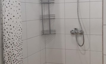Кровать в 6-местном общем мужском номере в Melius