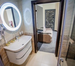 Трёхместный номер "Делюкс" с Сауной с 1 двуспальной кроватью King Size и диван-кроватью в Alex Aqua Hotel