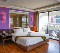 Двухместный люкс с балконом двуспальная кровать в Hotel Mermaid Bangkok