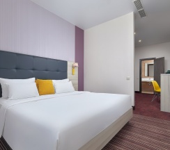 Делюкс с широкой двуспальной кроватью в Golden Tulip