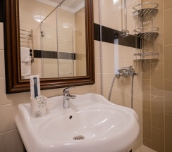 Двухместный полулюкс (Главный корпус) с 2 комнатами с балконом двуспальная кровать в Литфонд