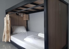 Кровать в общем номере в Sleep To Fly Hotel & Hostel