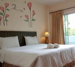 Двухместный номер Standard с балконом двуспальная кровать в Baan Suksiri Hotel