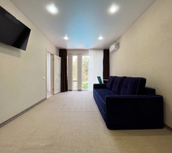 Апартаменты с 2 комнатами с балконом и с красивым видом из окна в Лазурный берег