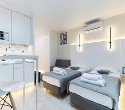 Двухместный номер Deluxe с балконом и с видом на город 2 отдельные кровати в Апартаменты Новые в Минск-Мир возле Avia mall