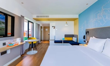 Двухместный номер Standard с балконом двуспальная кровать в Holiday Inn Express Hohhot East Station, an IHG Hotel