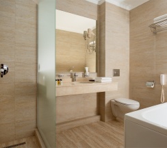 Номер Family Room Premium с двуспальной кроватью, односпальной кроватью и диваном в Movenpick Resort&SPA Anapa Miracleon
