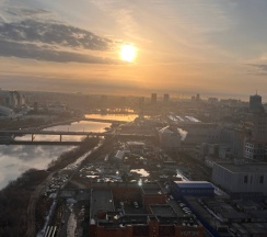 Двухместная студия (двуспальная кровать) в Апартаменты в центре с видом на колесо обозрения