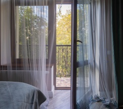 Двухместный люкс Provence №30 с 2 комнатами с балконом и с видом на парк двуспальная кровать в Лель