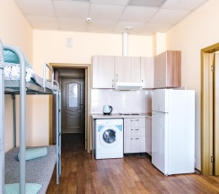 Кровать в 12-местном общем номере в Сириус