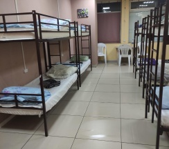 Кровать в 8-местном общем женском номере (без окна) в Сити-В