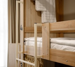Кровать в 4-местном общем женском номере в Pillow Hostel