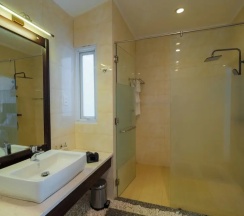 Двухместный номер Deluxe с балконом и с видом на сад двуспальная кровать в Villa Del Sol Beach resort & Spa