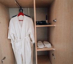 Первая категория (с балконом, вид на озеро) в Вилла Вальмонт