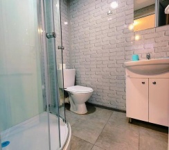 Номер комфорт улучшенный с 1 односпальной и 1 двуспальной кроватью в Гравитация