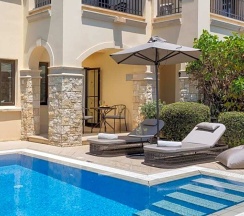 Номер Deluxe с видом на воду в Aphrodite Hills Hotel