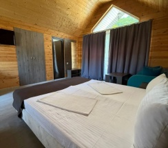 Трёхместный номер Comfort с балконом и с красивым видом из окна в Golden House Hotel